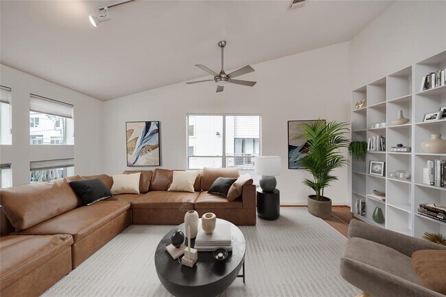 Photo - 682 Lester St Condo