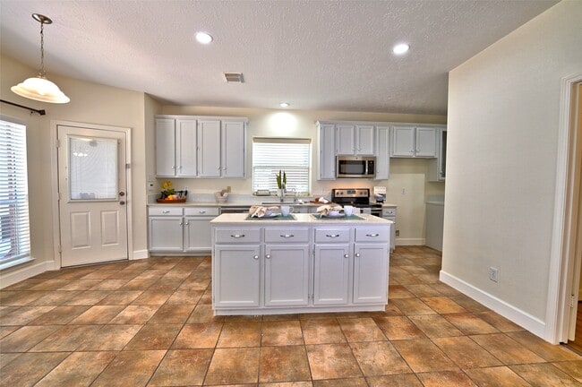 Photo - 15810 Hollow Rock Dr