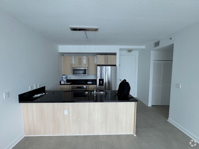 Building Photo - 1111 SW 1st Ave Rental