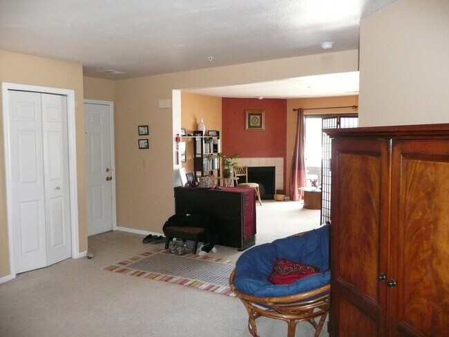 Open floor plan - 4985 Twin Lakes Rd Condo Unit 94