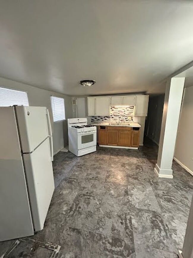 Building Photo - 1933 S 15th St Unit Lower