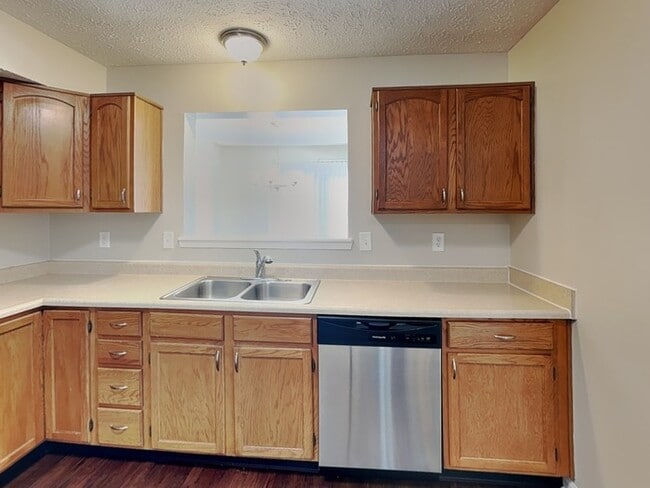 Photo - 1034 Halifax Ln