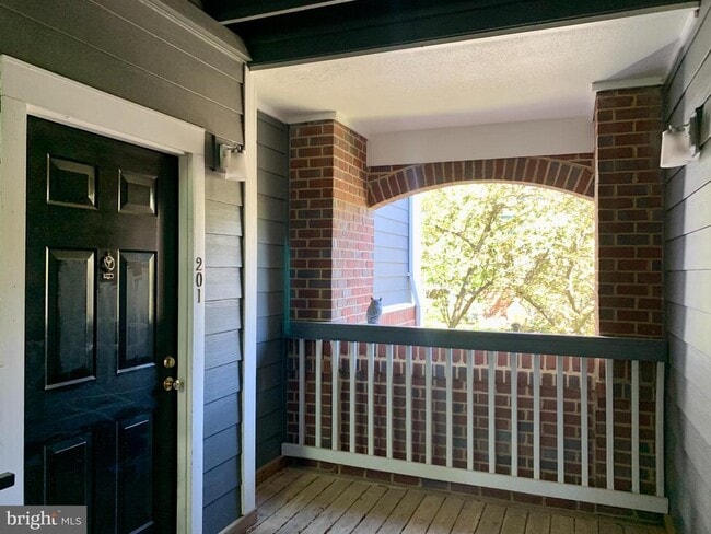 Building Photo - 20301 Beechwood Terrace Unit 201