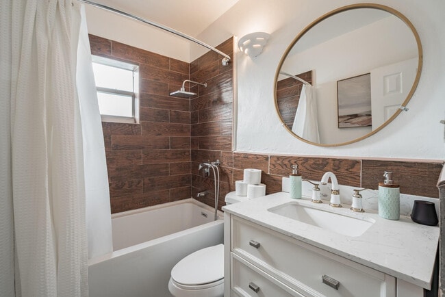 Photo - 1016-1042 NW 42nd St