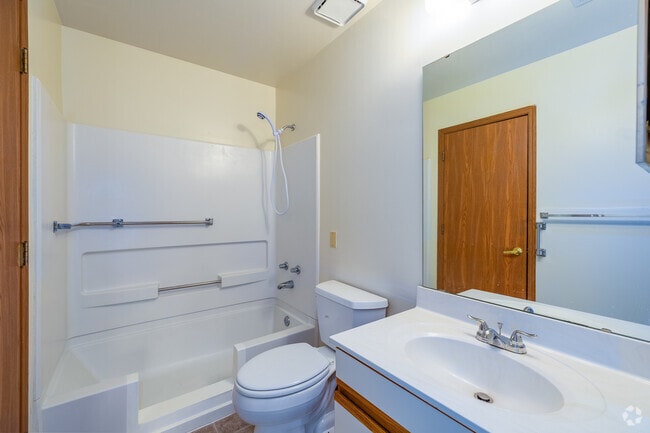 1BD, 1BA Classic - Baño - St Catherine Retirement Community