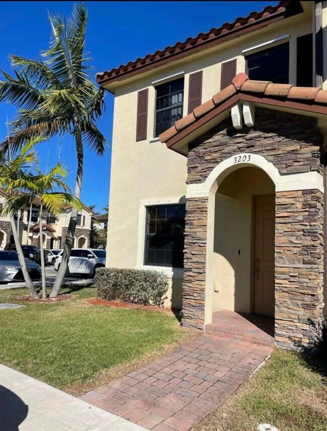 Building Photo - 3203 SE 6th St