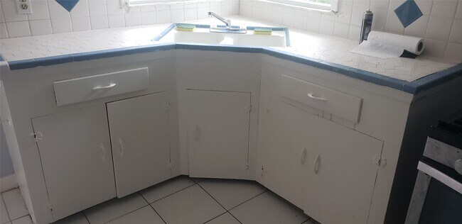 Photo - 7010 England St