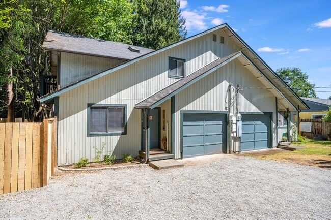 Building Photo - PENDING APPLICATION; Westside 2BD Duplex Rental