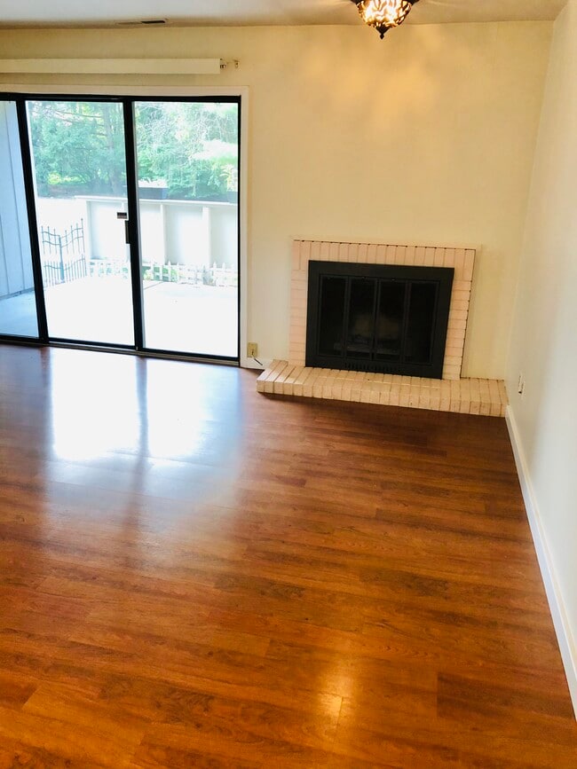 Building Photo - 2107 Melrose Dr Unit A