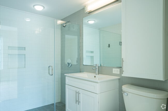 2 BR, 2 BA - Bathroom - 913SF