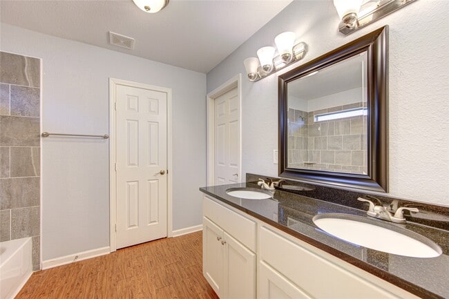 Photo - 503 W Linney St