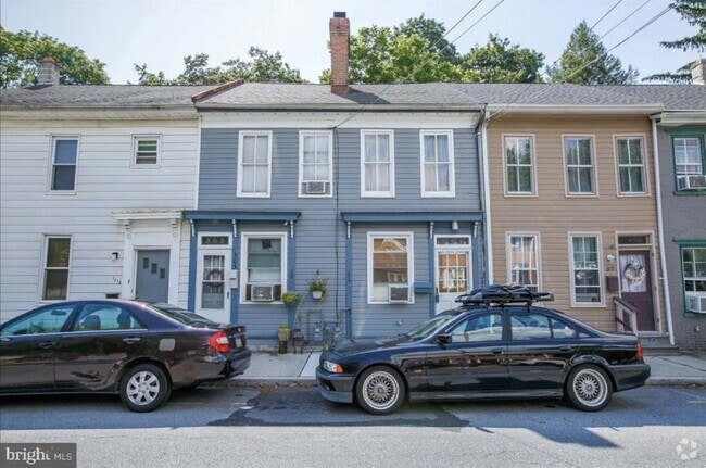 Building Photo - Nice 2 Bedroom 2 Bath Townhouse