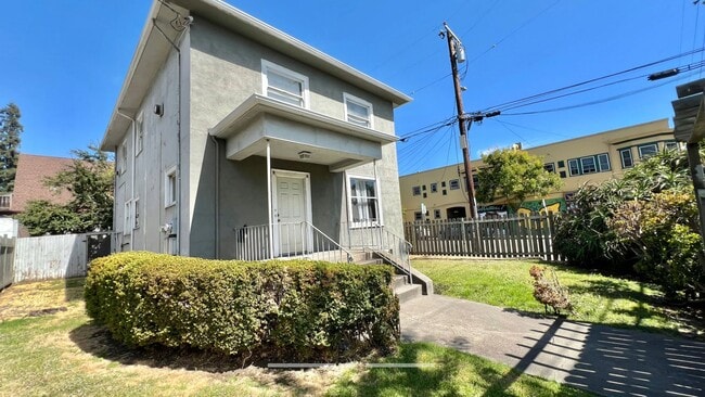 Building Photo - Charming Duplex Lower Unit – 2bd 1ba Nestl... Rental