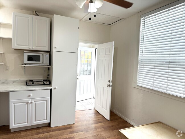 Building Photo - 3127 Raymond Ave Unit Studio Room #5 Rental