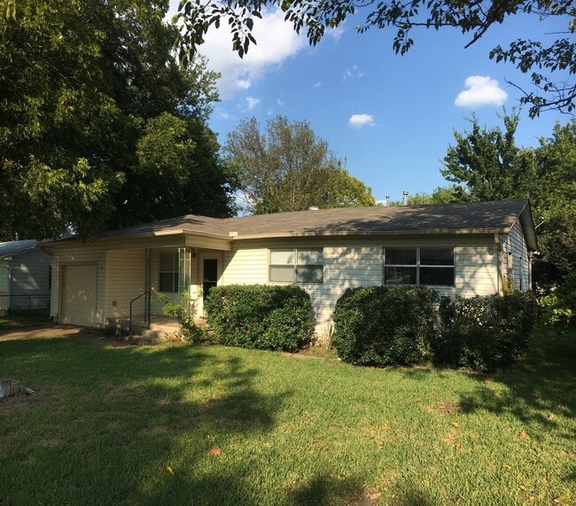 Photo - 2 WEEKS FREE RENT + $1,295 - Country living in the heart of Copperas Cove!