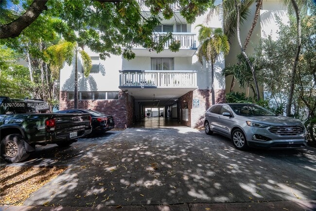 Building Photo - 921 Jefferson Ave Unit 3C