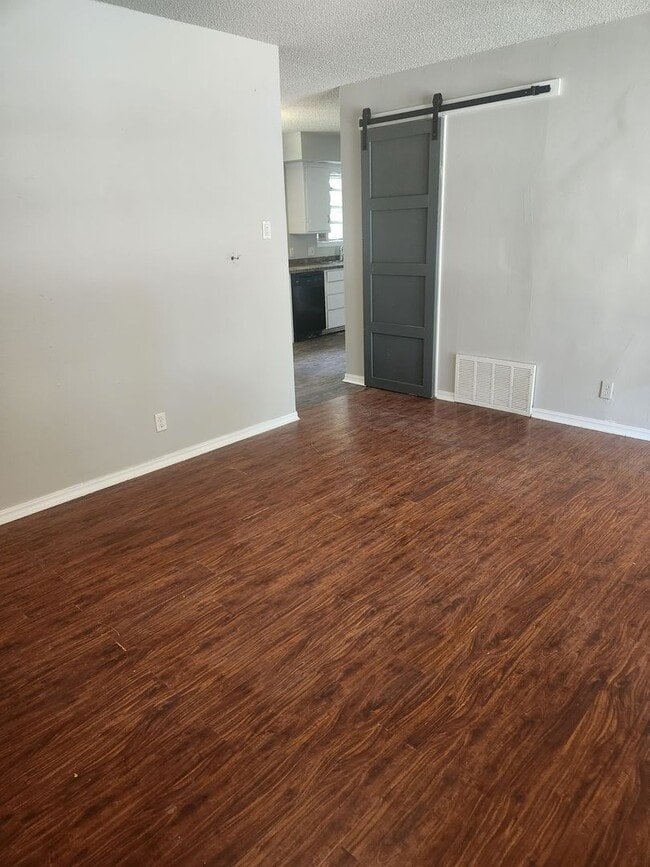 Photo - 3br 2ba house close to campus!!