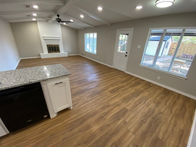 Photo - 3213 91st St