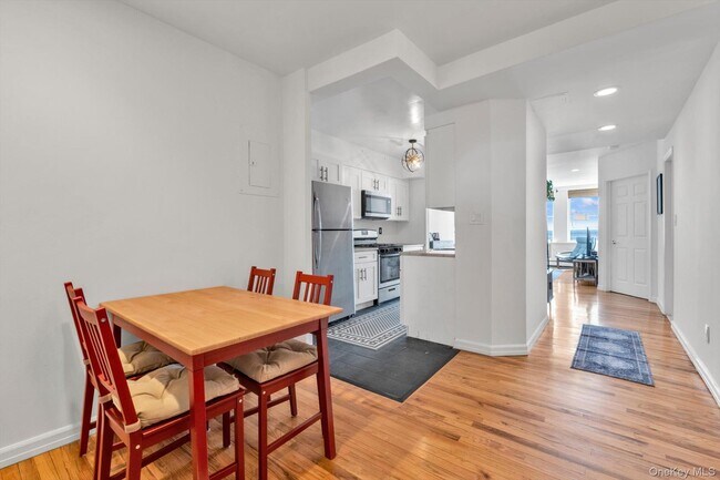 Photo - 25 W Broadway Unit 207