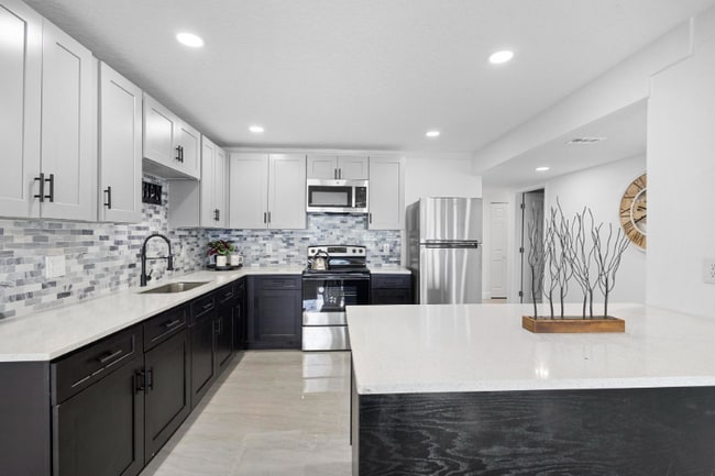 Photo - 1824 Lake St