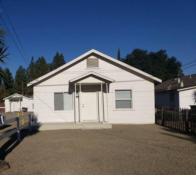 Building Photo - 1121 Kenwood Ave