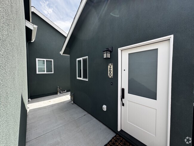 Building Photo - 260 S Shasta St Rental