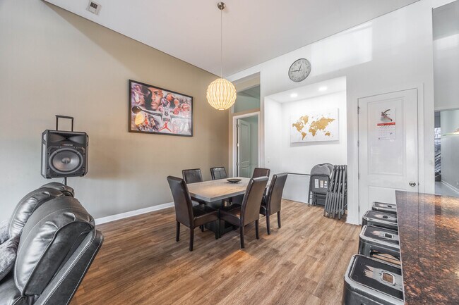 Photo - 1002 W Lake St Unit 2