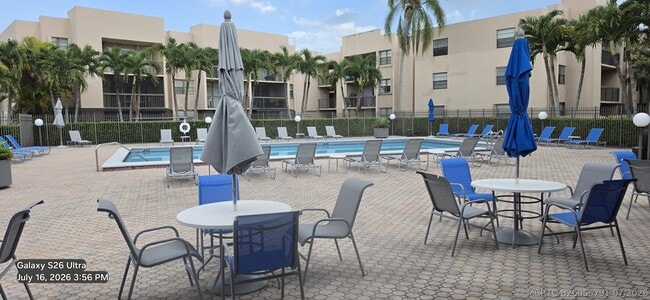 Building Photo - 10425 SW 112th Ave Unit 204