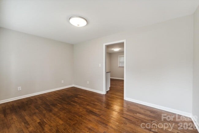 Photo - 905 Clark St