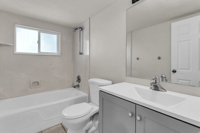 Photo - 1035 Hillcrest Dr