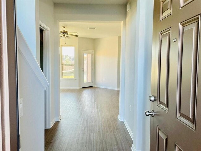 Photo - 701 Falkland Trace