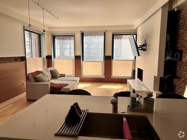Building Photo - 681 Washington St Unit 2 Rental