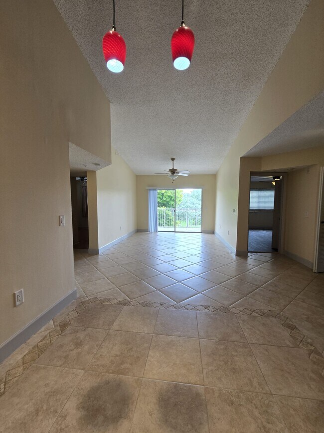Building Photo - 5025 Wiles Rd Unit 307
