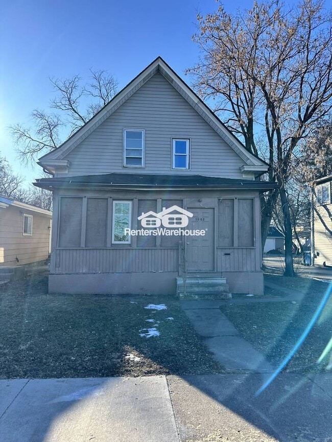 Building Photo - Available Now! - Large 5 bedroom, 3 bath home in Saint Paul!