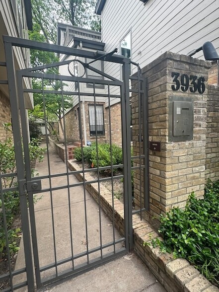 Building Photo - 3936 Travis St