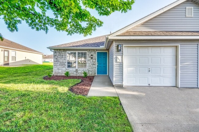 Building Photo - Stylish Belton Townhome | 3 Beds, 2 Baths,... Unit 1111 E 173rd St