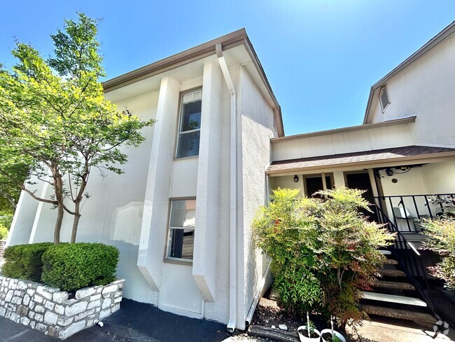 Building Photo - Stylish 3BR, 2.5BA Home with Fenced Backya... Unit 602