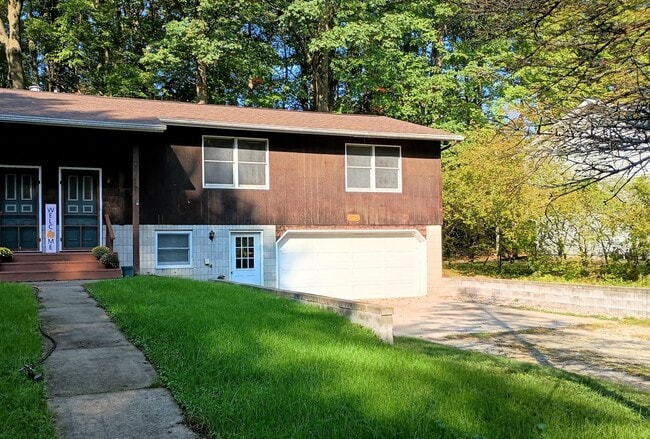 Building Photo - Country Living Rental