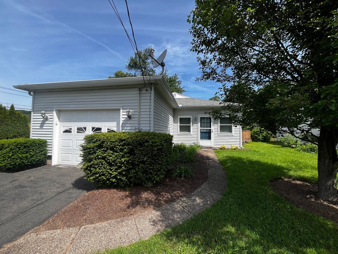 Updated 2 Bedroom Single Family Home - Updated 2 Bedroom Single Family Home