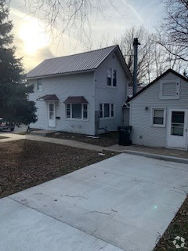 Building Photo - Large 3 BR 2 BA house w beautiful woodwork...