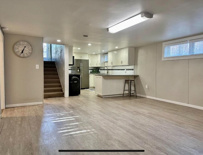 Photo - 440 W 6th St