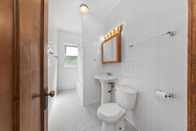 Photo - 3 bedroom in Chicago IL 60613 Unit 3