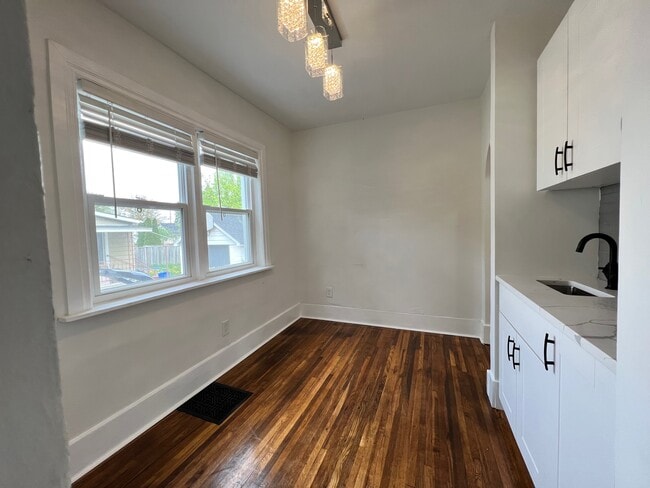 Building Photo - 934 Curry Ave