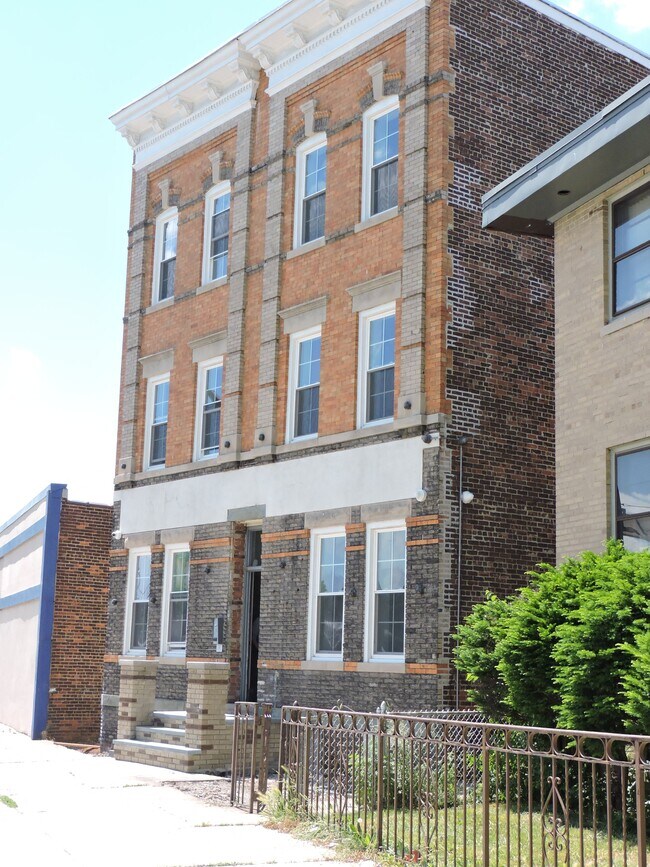 Building - 3539 Kennedy Blvd