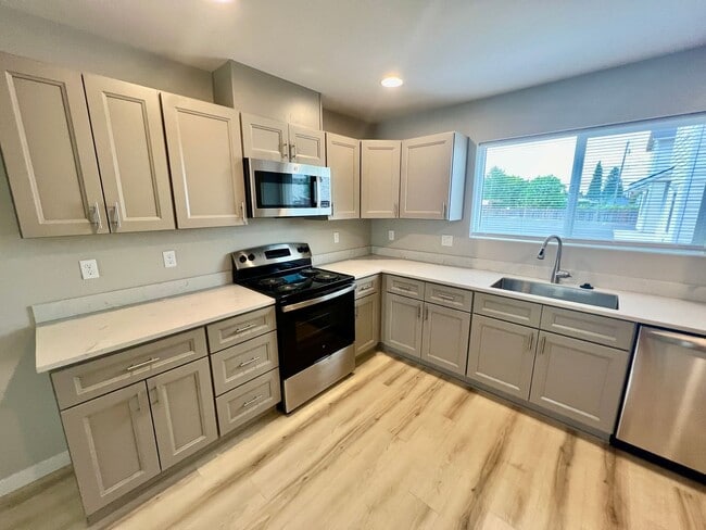 Photo - Come check out this stunning duplex! **MOVE IN SPECIAL $600.00 OFF FIRST'S MONTH'S RENT!**