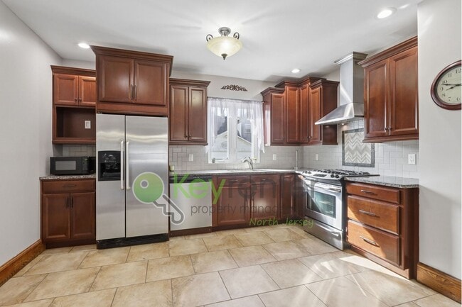 Building Photo - Spacious 4BR Single-Family Home with Garage, Driveway & Fenced Yard in Kearny