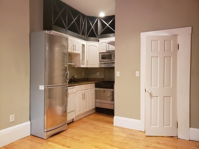 Building Photo - 141 Arlington St Unit 2