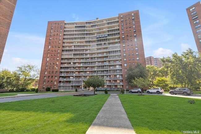 Building Photo - 61-45 98th St Unit 10L