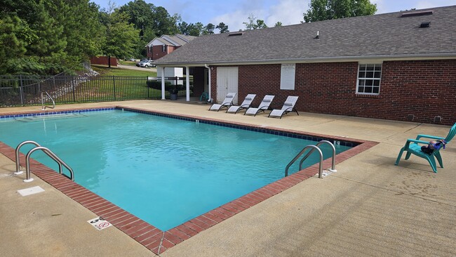 Nuestra piscina resplandeciente - Evangeline Heights Apartments