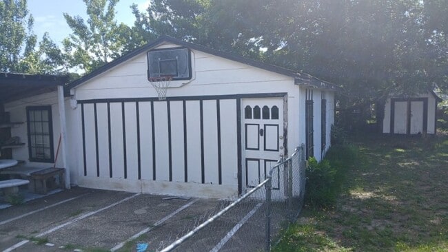 Photo - 3 Bed / 1 Bath Available in Lafayette Villiage!